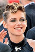https://upload.wikimedia.org/wikipedia/commons/thumb/3/3b/Kristen_Stewart_Cannes_2018_%28cropped%29.jpg/120px-Kristen_Stewart_Cannes_2018_%28cropped%29.jpg